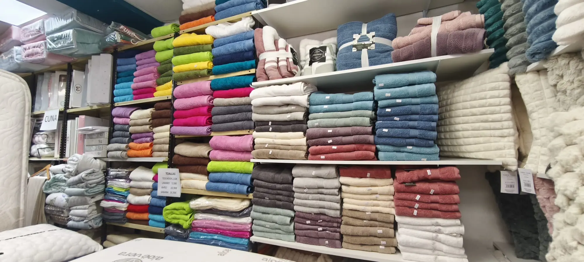 Detalle de mantas y textiles de hogar