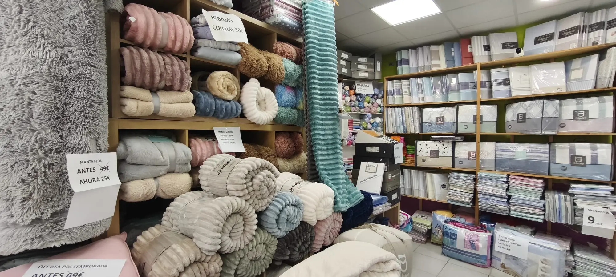 Interior de la tienda con colchones y textiles
